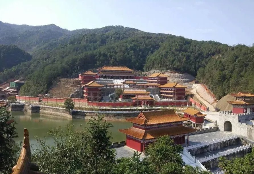 10亿建豪华校区是怎么回事？