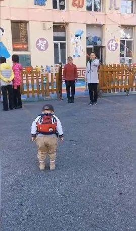 宝宝上幼儿园边哭边鞠躬，为何说又好笑又可怜？