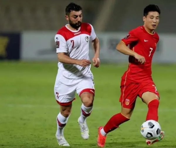 武磊破门，国足1-1战平阿曼，如何评价球员们在赛场上的表现？