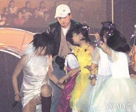 赵薇被泼粪事件揭秘赵薇14年前惨遭泼粪事件的惊人内幕