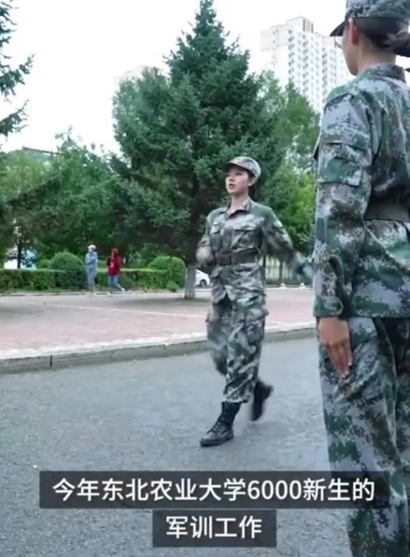 参与国庆大阅兵女生回母校当教官,学生对她的评价如何?