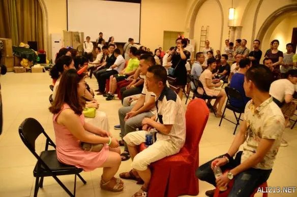 湖北举办泳池相亲湿身派对 尺度之大观众不忍直视