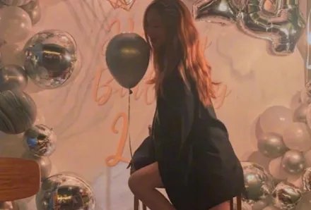 14岁李嫣晒庆生照，不见王菲李亚鹏合体，其手机壳照片暴露什么？