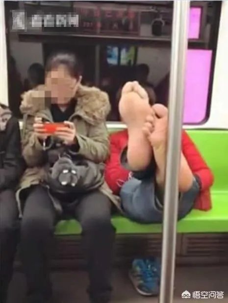 男子地铁当众脱鞋,你怎么看?