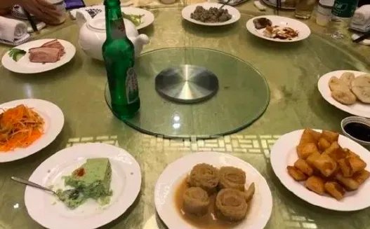 知名餐厅3000块一桌被吐槽是怎么回事？