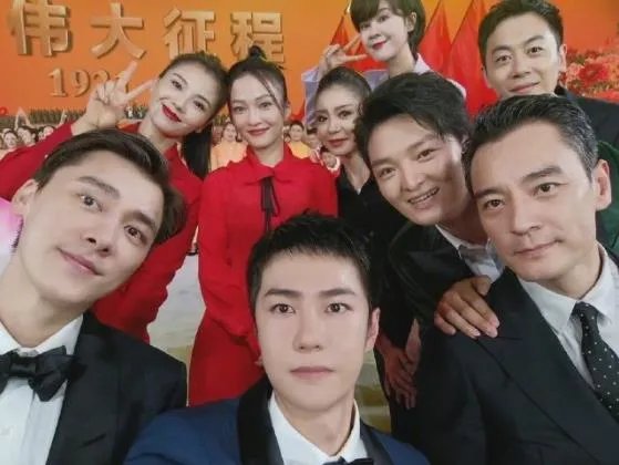 李易峰发了王一博拍的大合照，李易峰跟李沁演的电视剧