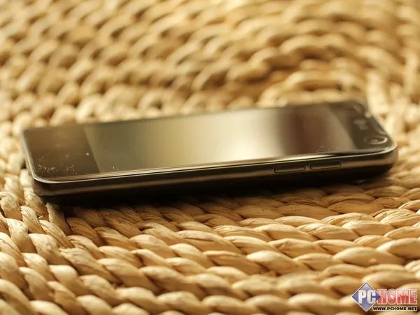 LG Optimus 2X评测 金属包框设计