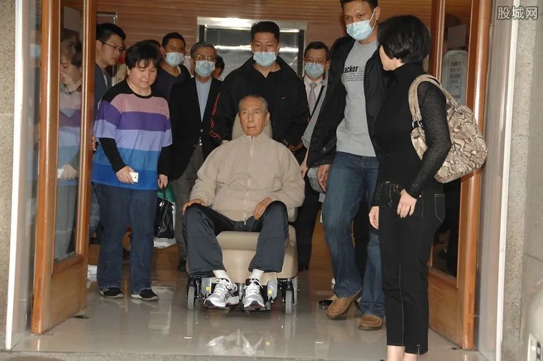 赌王何鸿燊靠什么续命 赌王何鸿燊大儿子死因是什么