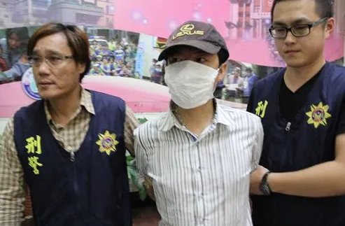 警车遭人开13枪 后挡风玻璃全碎幸无人受伤