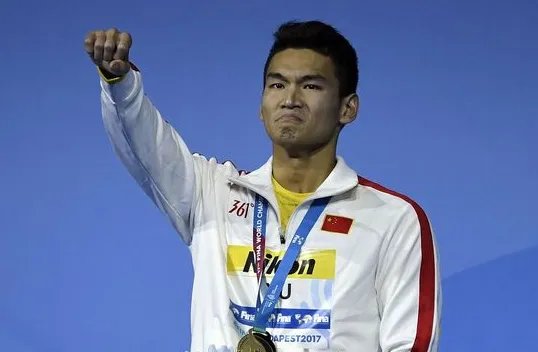 徐嘉余以什么成绩夺得男子仰泳首个冠军？