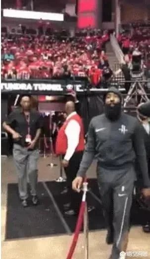 火箭VS爵士G2,哈登入场的时候,为什么会打掉爵士球迷的手机?