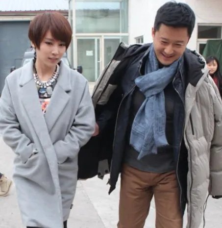 吴京用屁股帮跟拍关车门，他这是在支持跟拍吗？