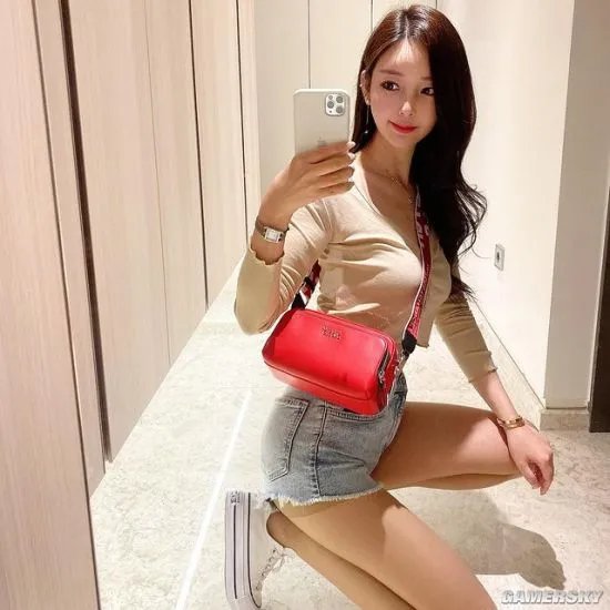 韩国美女漫画家走红网络 二次元身材亲自COS女主角