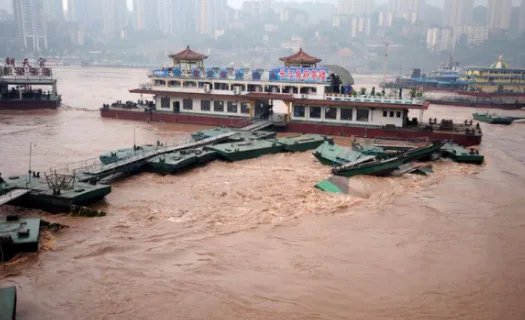 重庆段迎最大洪峰