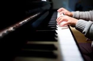 钢琴可以自学吗