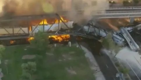 美国一运有化学品列车脱轨起火，此列车着火原因是什么？