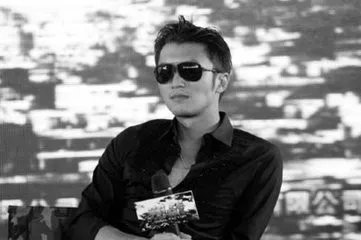 谢霆锋晒泳照纹身是怎么回事?