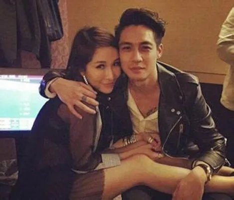 萧亚轩男友elroy个人资料曝光 两人甜蜜恋情大揭秘