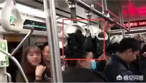 男子地铁当众脱鞋,你怎么看?