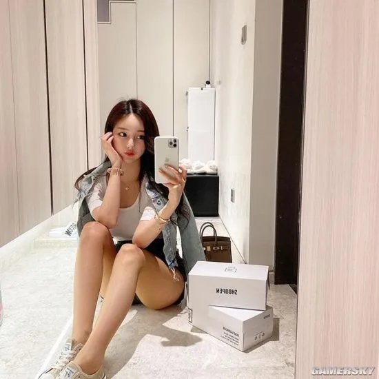 韩国美女漫画家走红网络 二次元身材亲自COS女主角