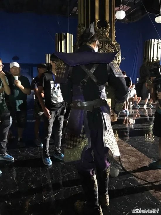 《真三国无双》电影导演晒新片场照祝福王凯 曝光曹操铠甲造型
