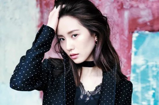 路人镜头下的刘诗诗好美,你觉得她的精修图好看还是生图好看?